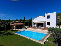 Stylish Holiday Home With Private Heated Pool