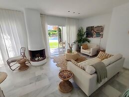 Relaxed Retreat With Pool