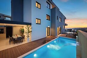 Exclusive pool villa with view