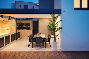 Exclusive pool villa with view