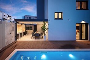 Exclusive pool villa with view