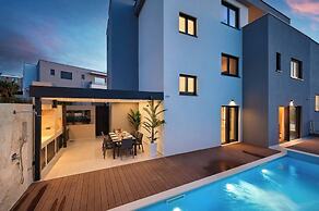 Exclusive pool villa with view