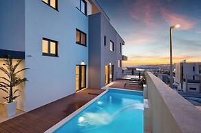 Exclusive pool villa with view