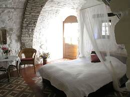 Holiday Home Mirabel Sous les Roches