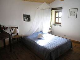 Holiday Home Mirabel Sous les Roches