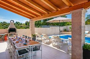 Nicole Comfortable Holiday Residence