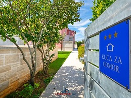 Nicole Comfortable Holiday Residence