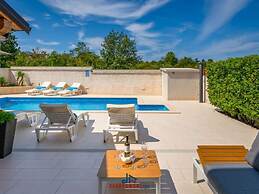 Nicole Comfortable Holiday Residence