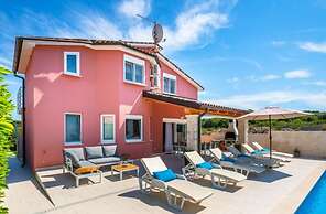 Nicole Comfortable Holiday Residence