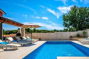 Nicole Comfortable Holiday Residence