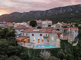 Amazing Villa With Pool, Wellness and Stunning View