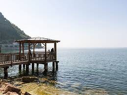 Comfortable Apartment in Garda With Swimming Pool