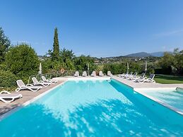 Comfortable Apartment in Garda With Swimming Pool