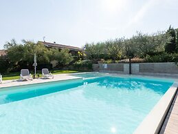 Comfortable Apartment in Garda With Swimming Pool