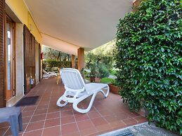 Comfortable Apartment in Garda With Swimming Pool