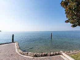 Comfortable Apartment in Garda With Swimming Pool