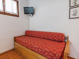 Comfortable Apartment in Garda With Swimming Pool