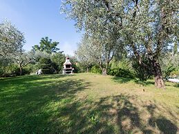 Comfortable Apartment in Garda With Swimming Pool