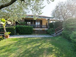 Comfortable Apartment in Garda With Swimming Pool