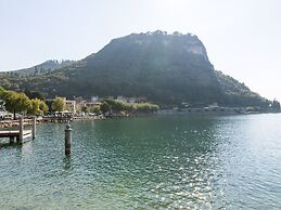 Comfortable Apartment in Garda With Swimming Pool