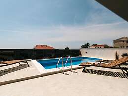 Villa La Ze - Three Bedroom Villa With Swimming Pool