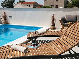 Villa La Ze - Three Bedroom Villa With Swimming Pool