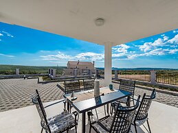 Beautiful Villa With Swimming Pool and Terrace