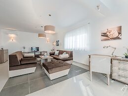 Beautiful Villa With Swimming Pool and Terrace