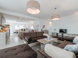 Beautiful Villa With Swimming Pool and Terrace