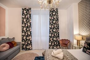 White Mirror  Apartment