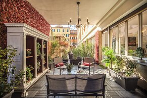 White Mirror  Apartment