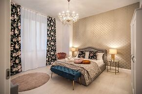 White Mirror  Apartment