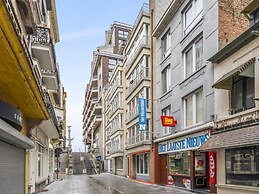 Apartment With Modern Kitchen