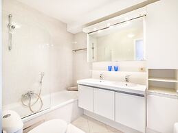 Parnasse With a Central Location