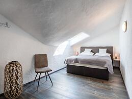 No. 7 Lake View Modern Retreat