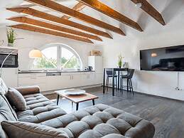No. 7 Lake View Modern Retreat