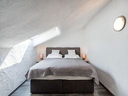 No. 7 Lake View Modern Retreat