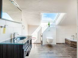 No. 7 Lake View Modern Retreat