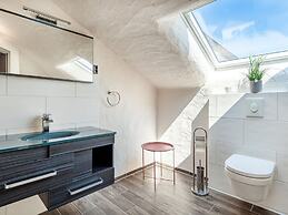 No. 7 Lake View Modern Retreat