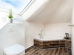 No. 7 Lake View Modern Retreat
