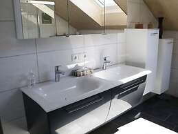 Welcoming Apartment Near Lake