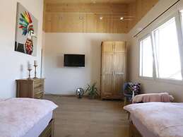 Welcoming Apartment Near Lake