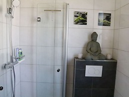 Welcoming Apartment Near Lake