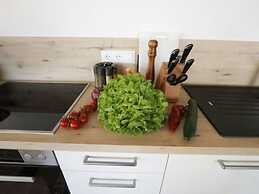 Welcoming Apartment Near Lake