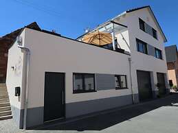 Welcoming Apartment Near Lake