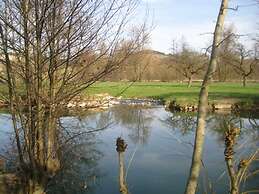 Welcoming Apartment Near Lake