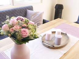 Welcoming Apartment Near Lake