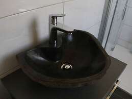 Welcoming Apartment Near Lake