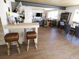 Welcoming Apartment Near Lake