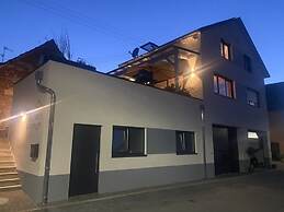 Welcoming Apartment Near Lake